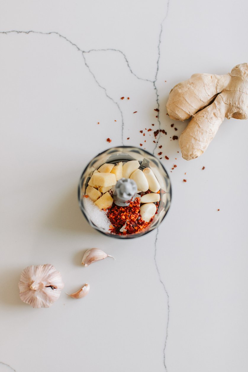 Garlic, Ginger and Pepper Flakes for Grinding